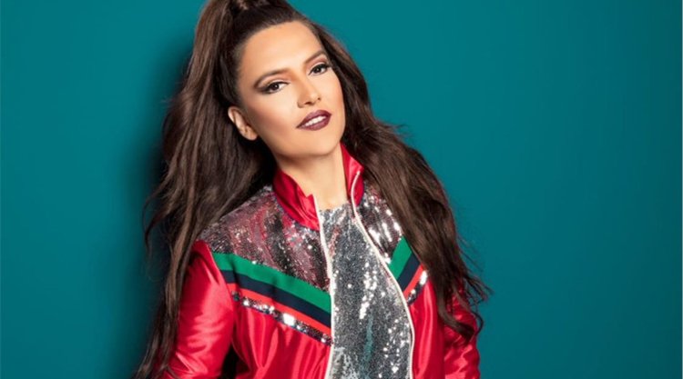 Турецкая певица Демет Акалын