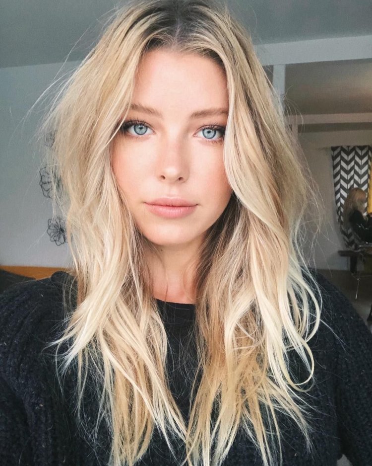 Растрепанные светлые волосы