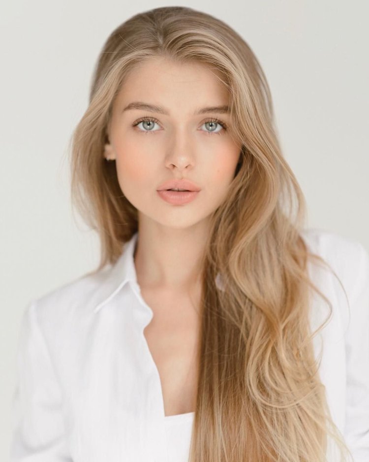 Девушка натуральная блондинка