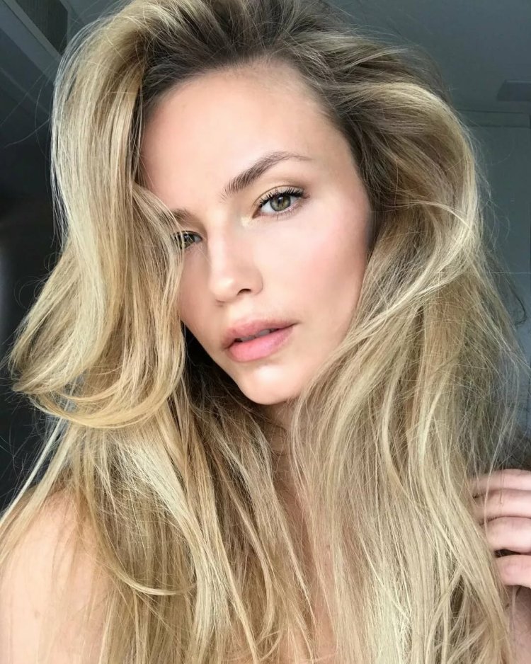 Наташа Поли цвет волос