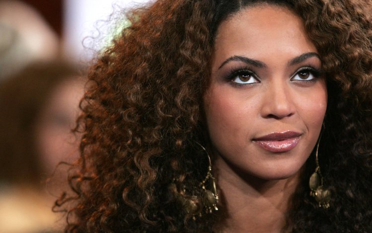 Смуглая певица