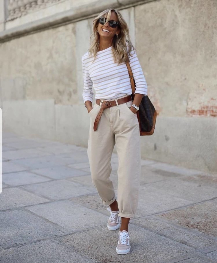 Девушки в белых брюках