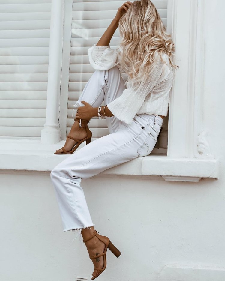 Блондинка в бежевом свитере