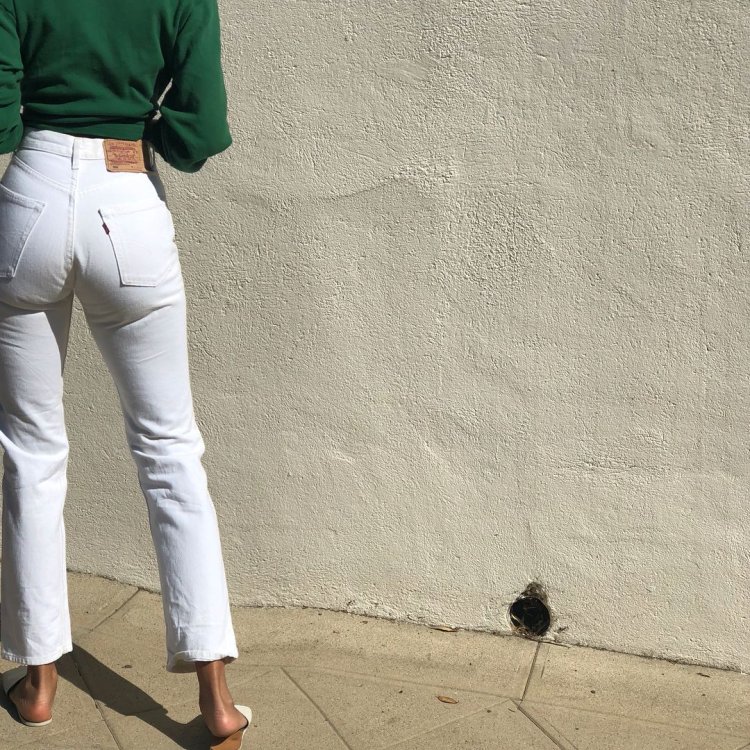 Девушки в белых брюках