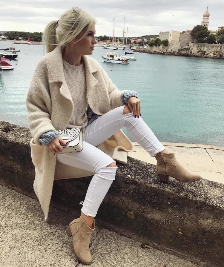 Красивые блондинки в белом костюме