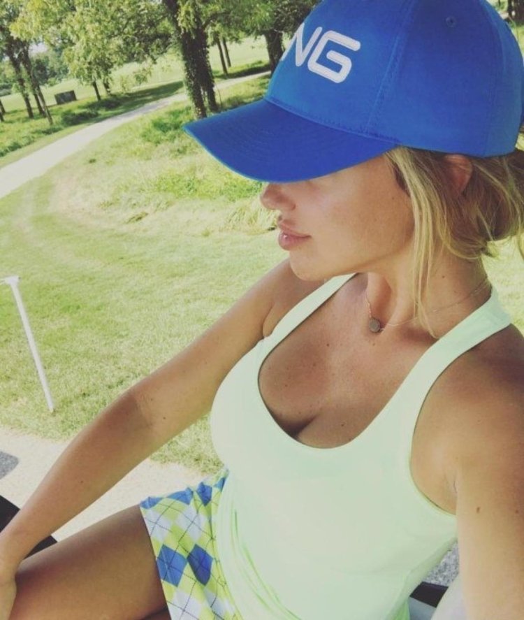 Блондинка в бейсболке