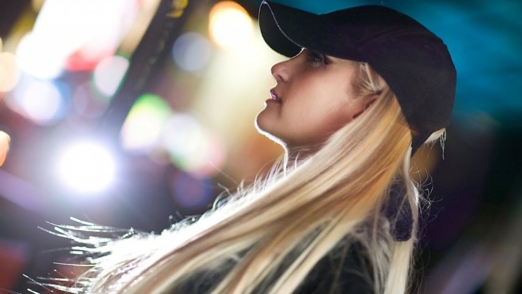 Девушки блондинки в кепках