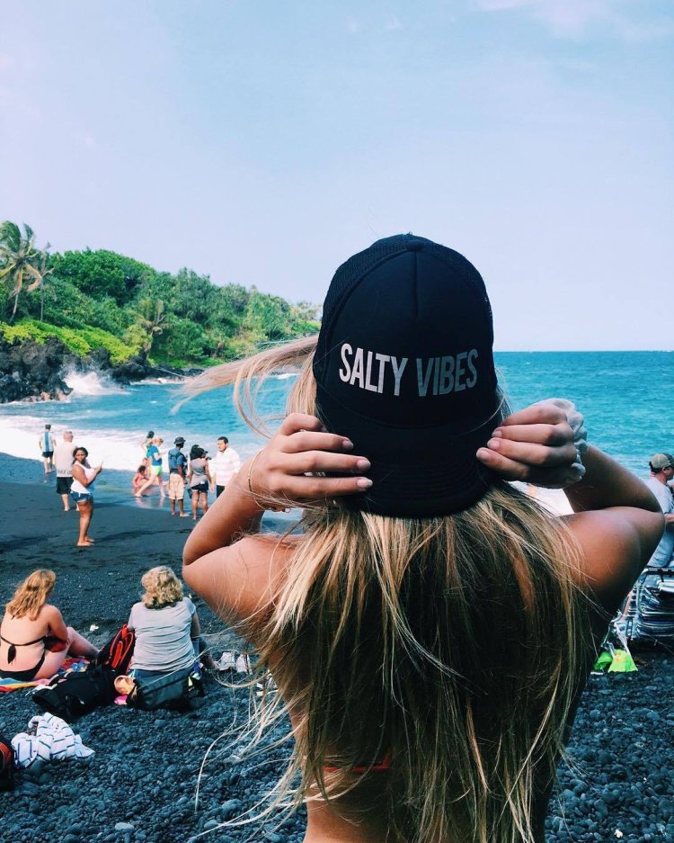 Девушки у моря в бейсболках