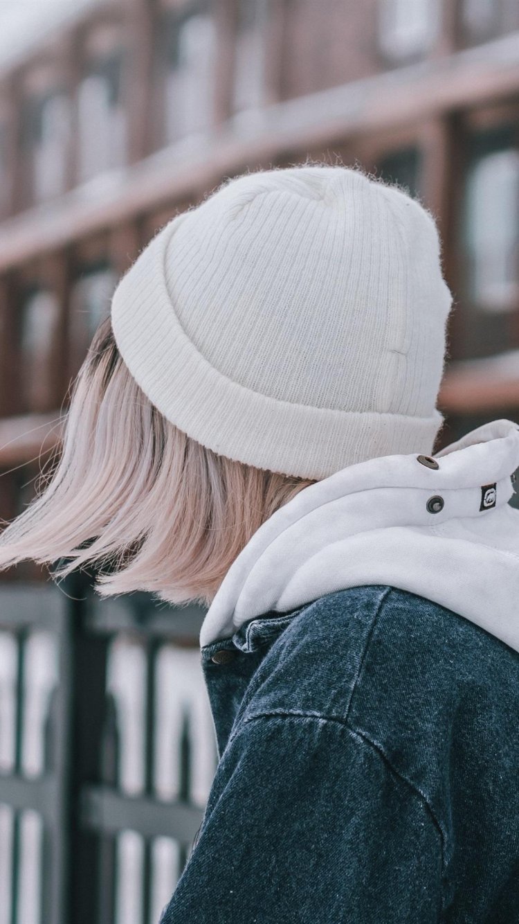 Девушка со спины блондинка с короткими волосами