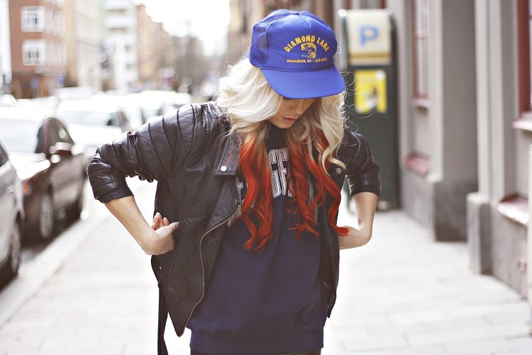 Блондинка в кепке