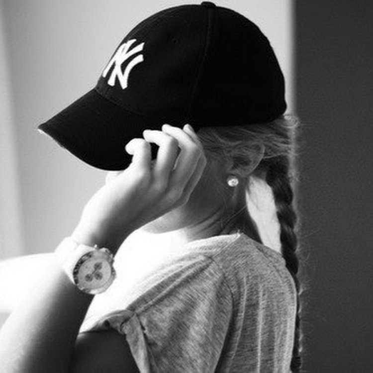 Девушка в бейсболке без лица