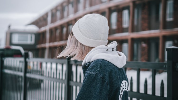 Девушка с короткими волосами в шапке