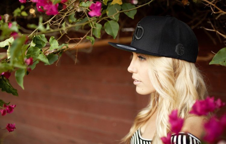 Блондинка в красной бейсболке