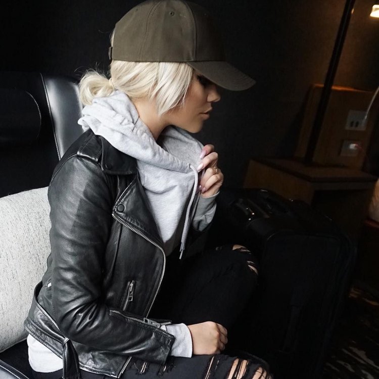 Блондинка в кожаной куртке