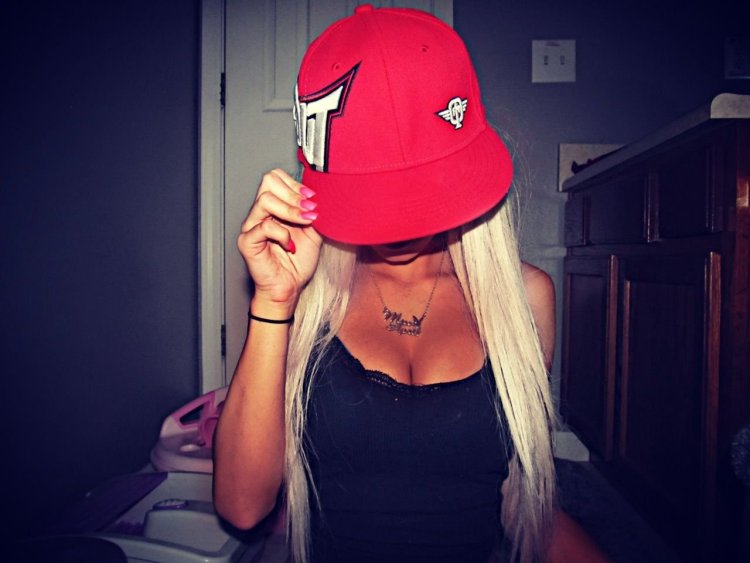 Блондинка в бейсболке и очках