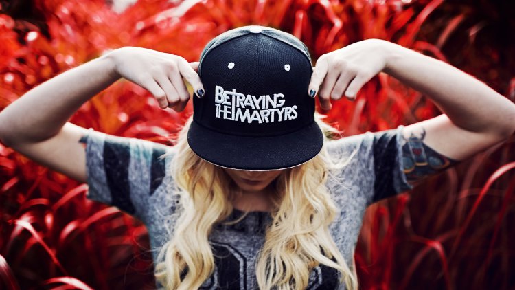 Блондинка в бейсболке