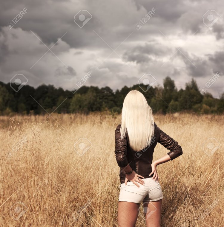 Блондинка в шортах со спины с короткими волосам