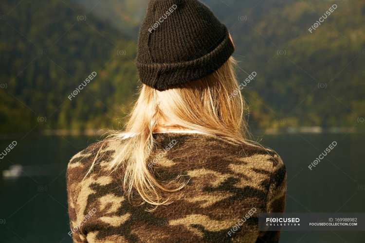 Блондинка в камуфляже со спины