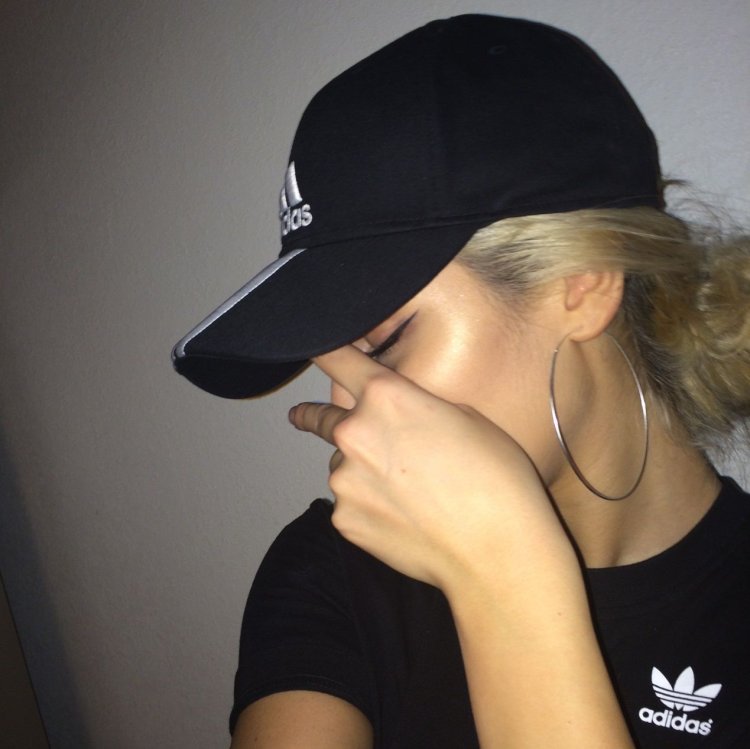 Блондинка в бейсболке