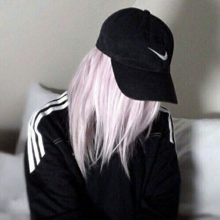 Блондинка в черной кепке