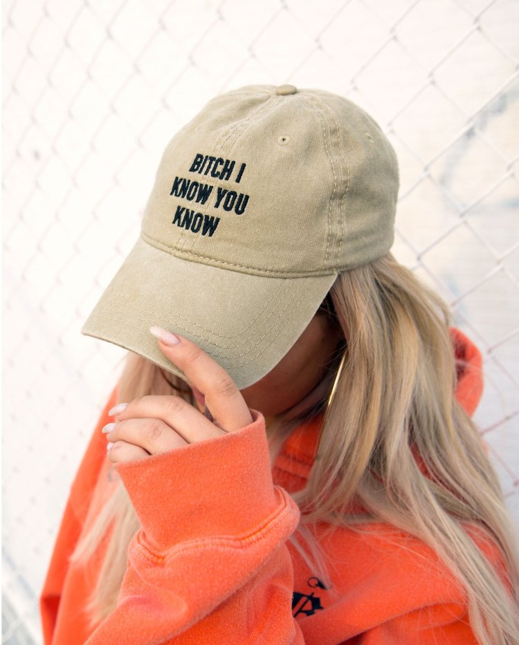 Блондинка в брендовой бейсболке