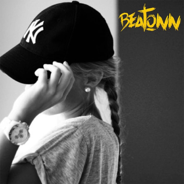 Девушка в кепке на аву