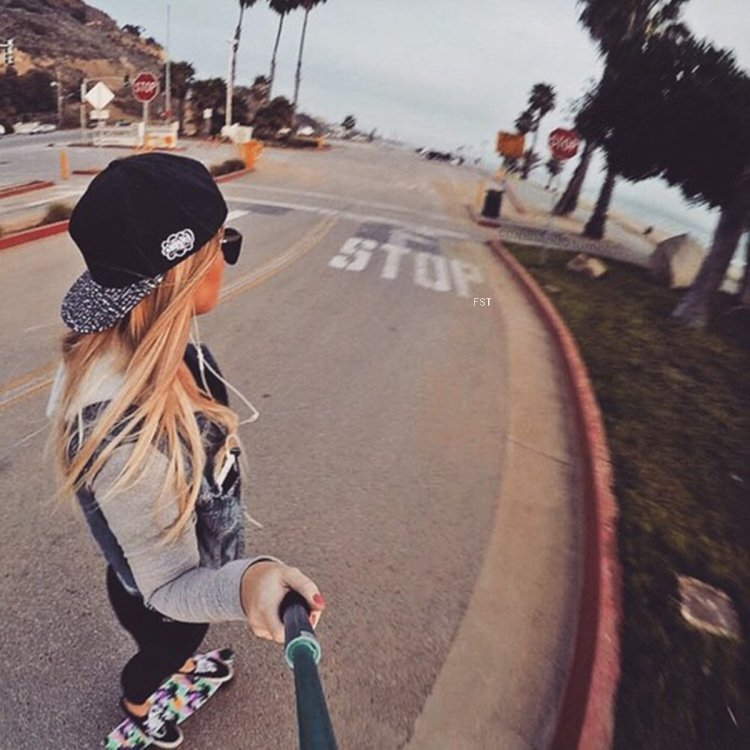 Блондинка со скейтом