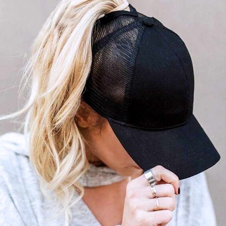 Блондинка в бейсболке