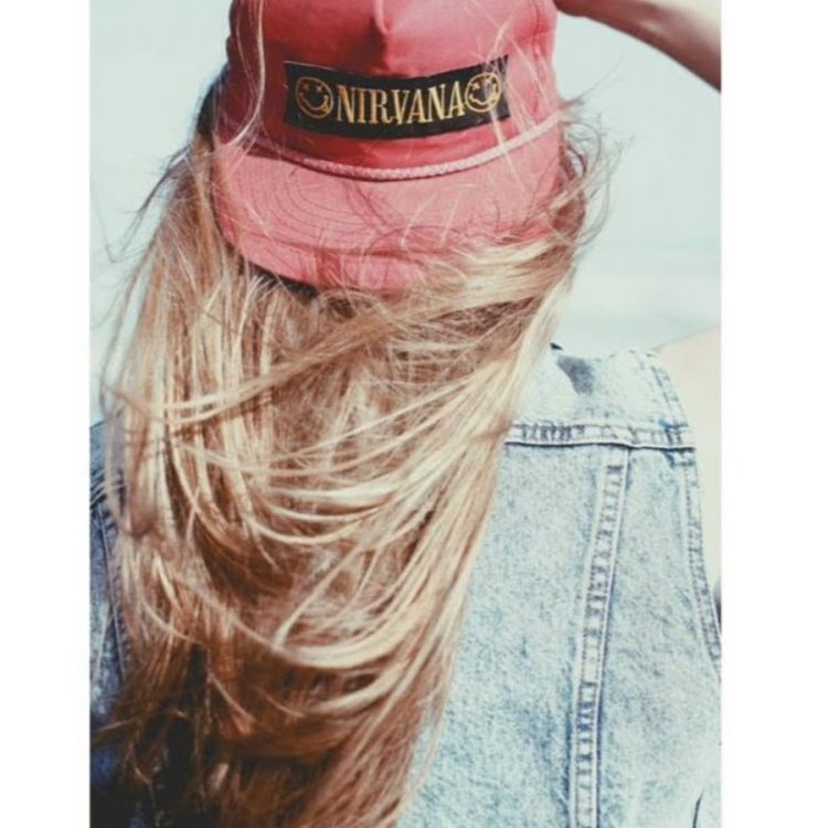 Девушка в бейсболке со спины