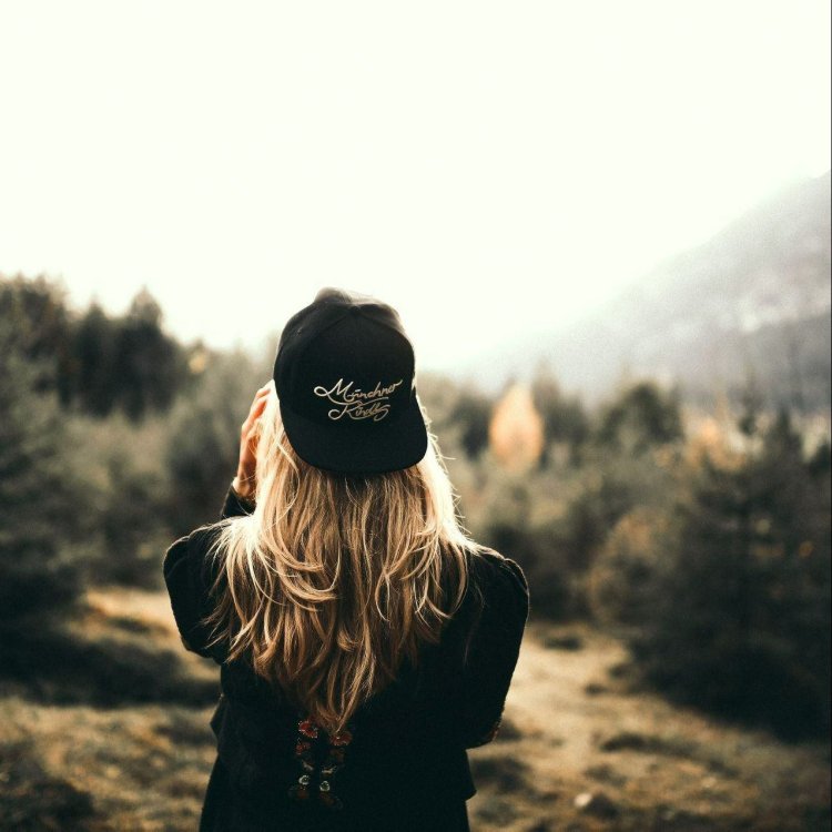 Блондинка в кепке со спины