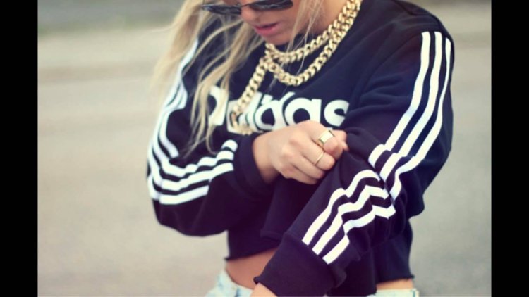 Девушка в адидасе