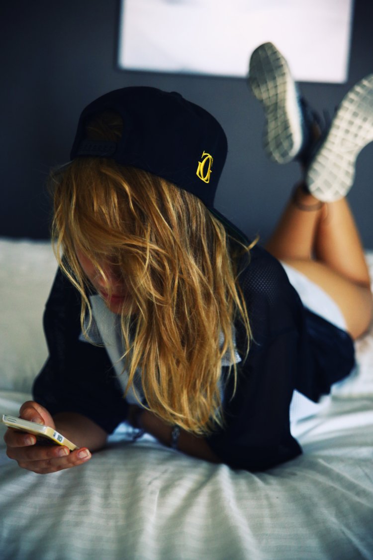 Девушка в бейсболке без лица