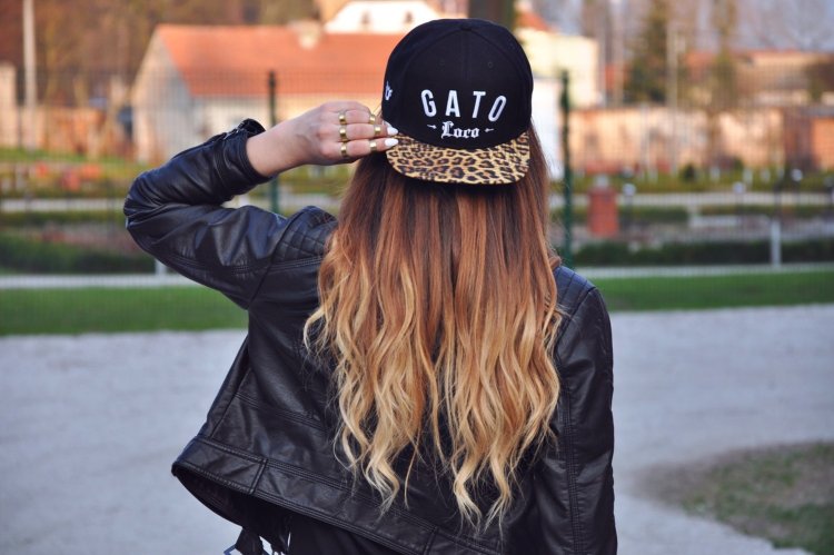 Девушка в кепке со спины