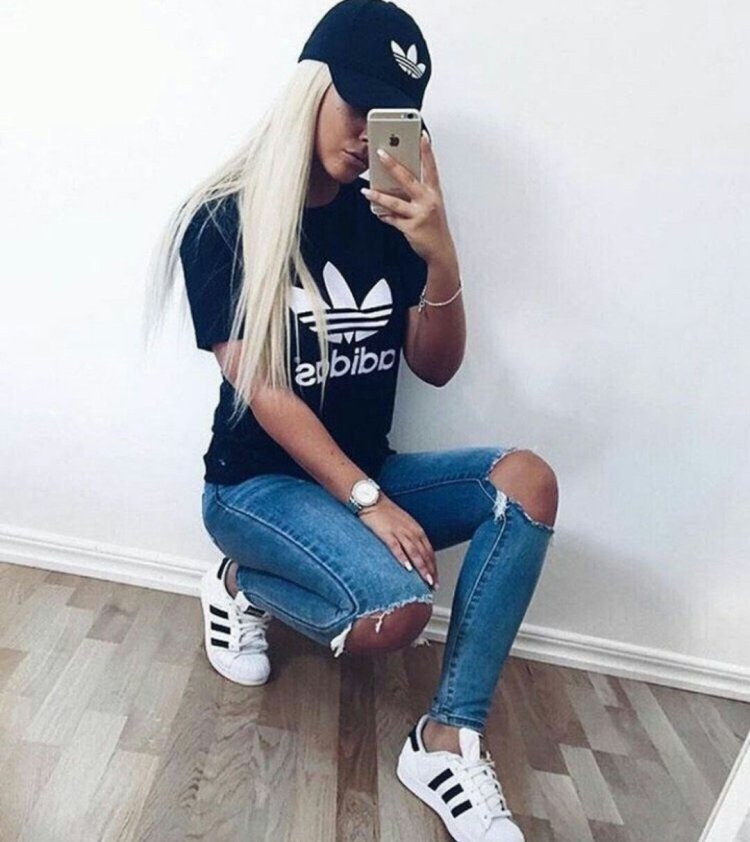 Блондинка в кепке