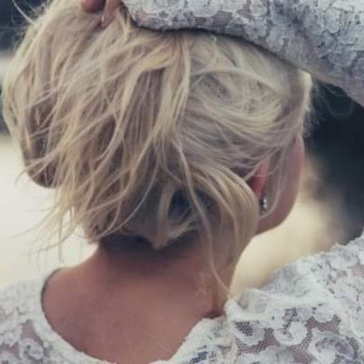 Блондинка со спины зимой с короткими волосами