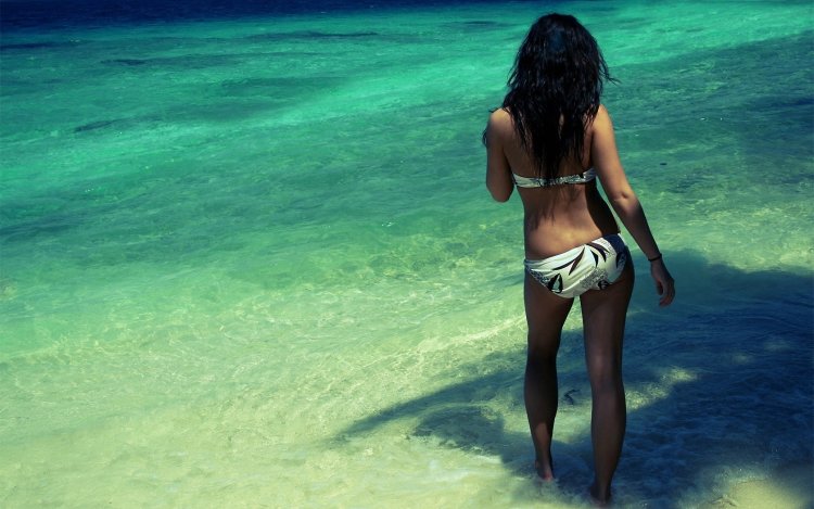 Девушка брюнетка в купальнике