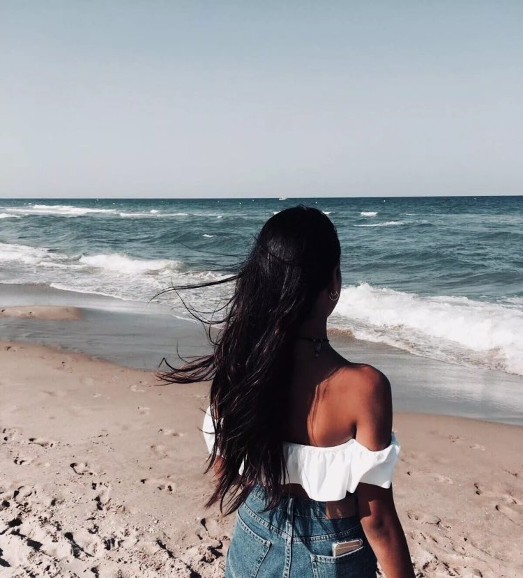 Брюнетка со спины