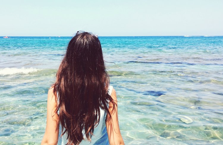 Брюнетка с длинными волосами летом