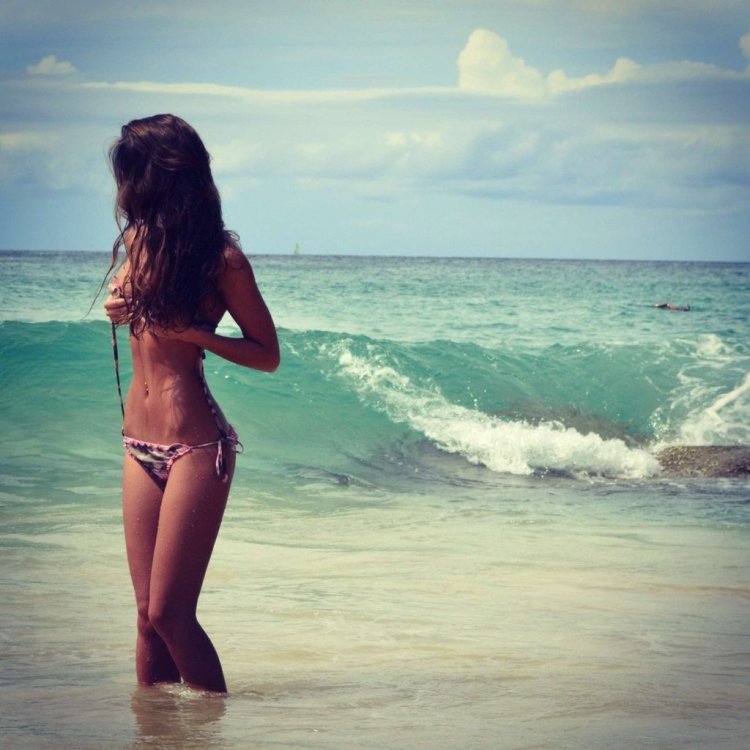 Брюнетка на море