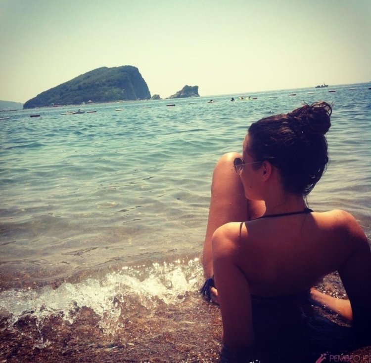 Брюнетка на море