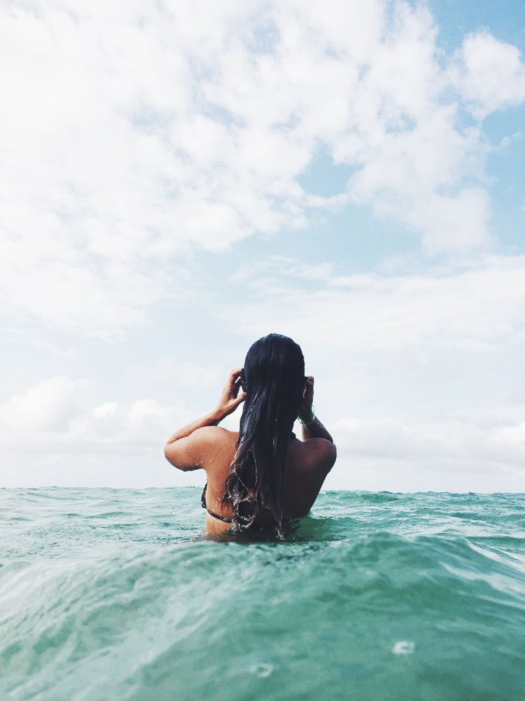 Девушка спиной к морю