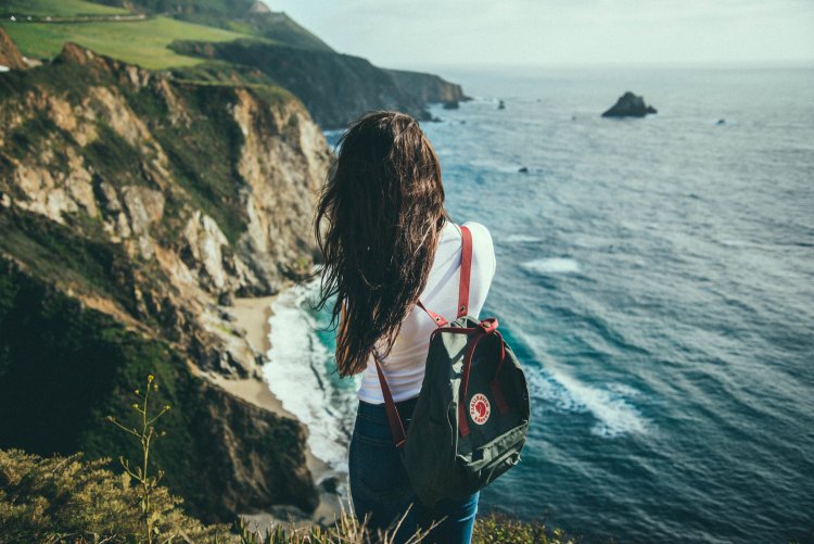 Девушка с рюкзаком