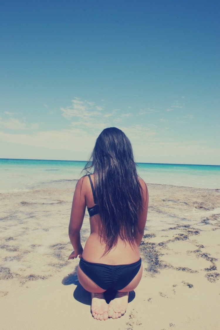 Брюнетка со спины