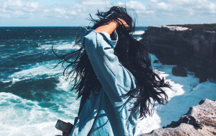 Брюнетка на море