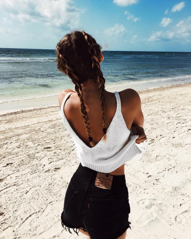 Брюнетка на море