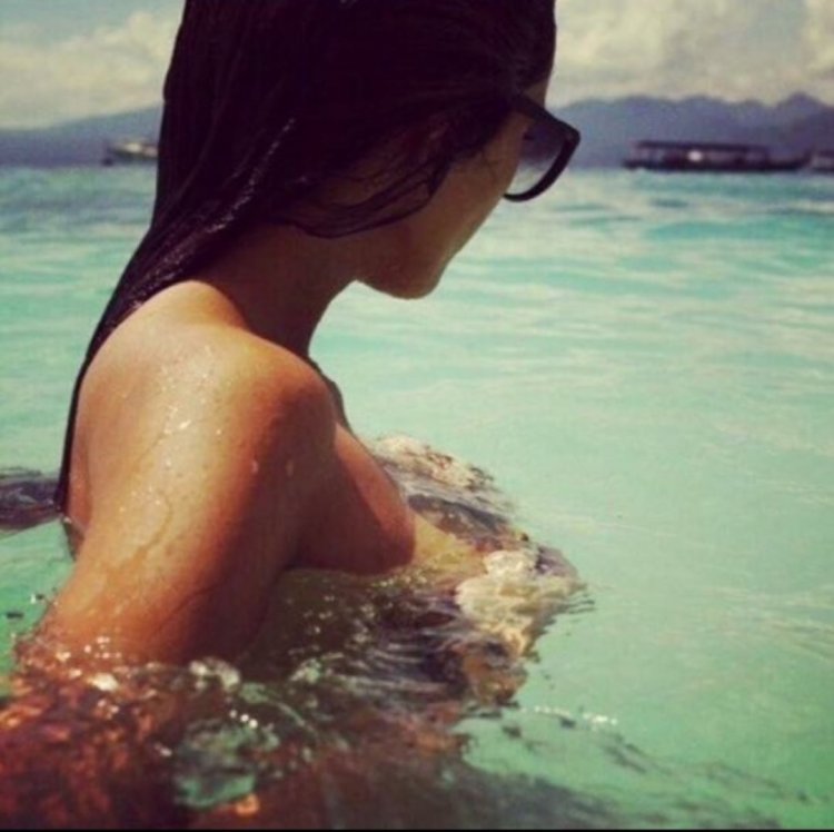 Девушка брюнетка на море в очках