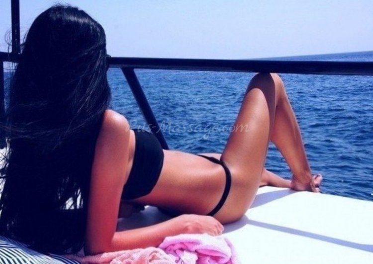 Брюнетка в купальнике со спины