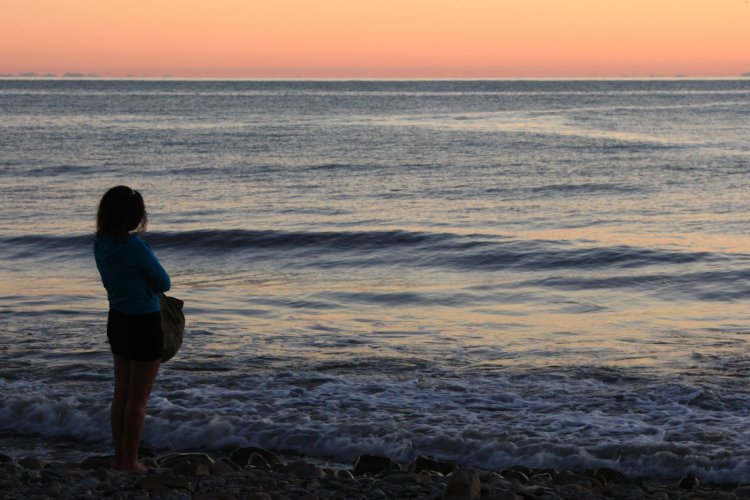 Девушка на берегу моря