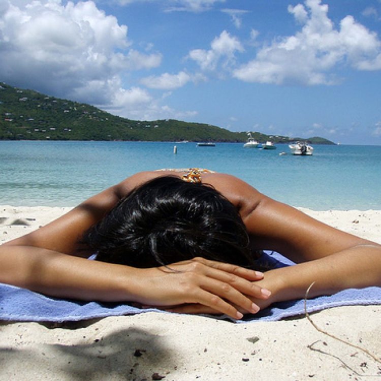 Брюнетка на море