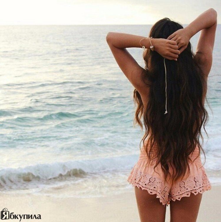 Девушка с длинными волосами у моря